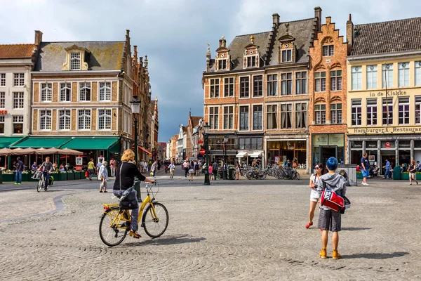 Brujas, BÉLGICA - 10 de junio de 2014: Ciclistas en las calles de Brujas — Foto de Stock