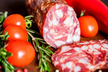 Domates ve biber ile lezzetli salam kapatın