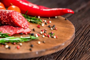 Domates ve biber ile lezzetli salam kapatın