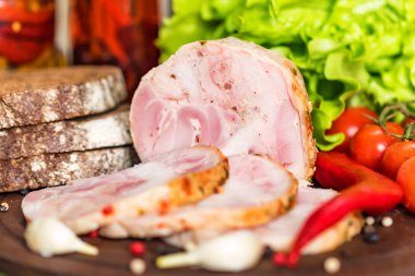 Dilimlenmiş hindi rulo, biber ve sebze