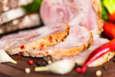 Dilimlenmiş hindi rulo, biber ve sebze