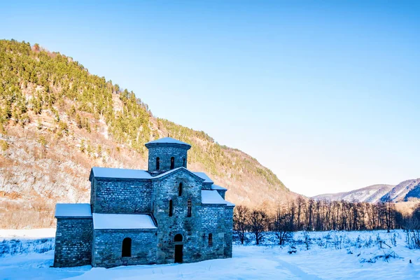 Central medieval church in Arkhyz in winter — Stock Photo, Image
