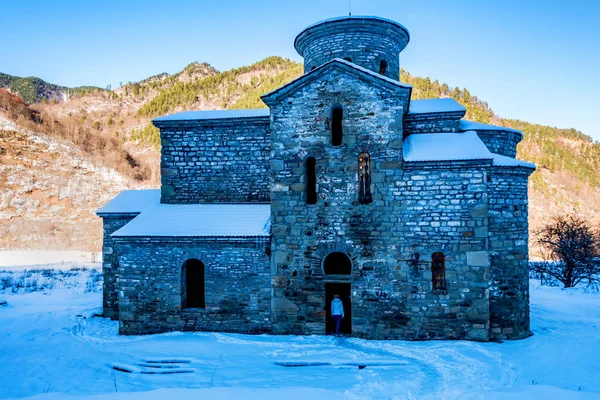 Central medieval church in Arkhyz in winter — Stock Photo, Image