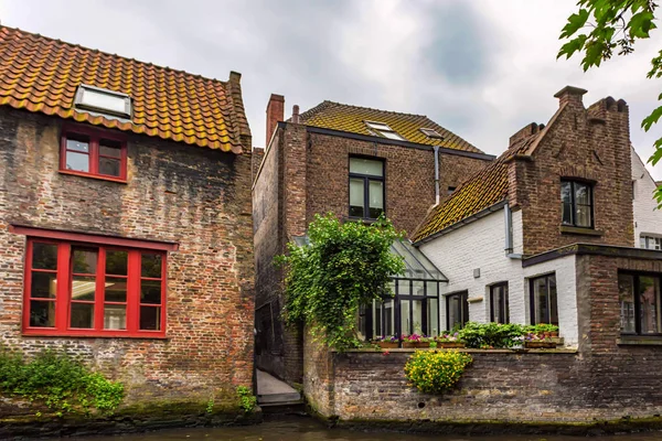 Wunderschöner Kanal und Gebäude von Brügge, Belgien — Stockfoto