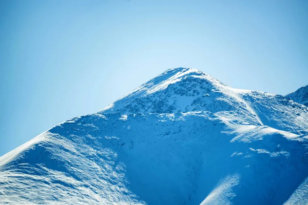 Zimní horská krajina se skalami a sněhem — Stock fotografie