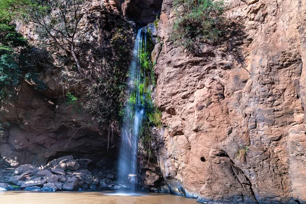 Красивый водопад в саванне — стоковое фото