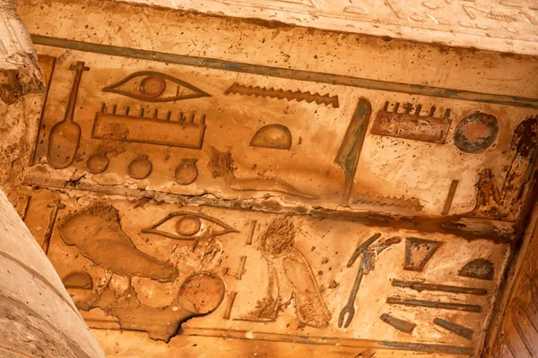 Jeroglíficos del templo de Karnak — Foto de Stock