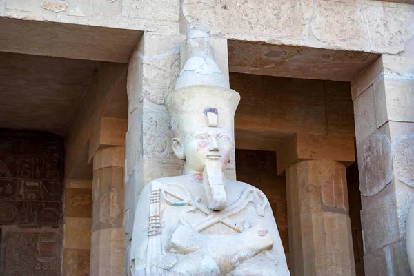 Статуя жіночий фараона Хатшепсут у її храму — стокове фото