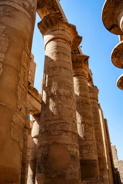 Gran sala hipóstila en los templos de Karnak en Luxor —  Fotos de Stock
