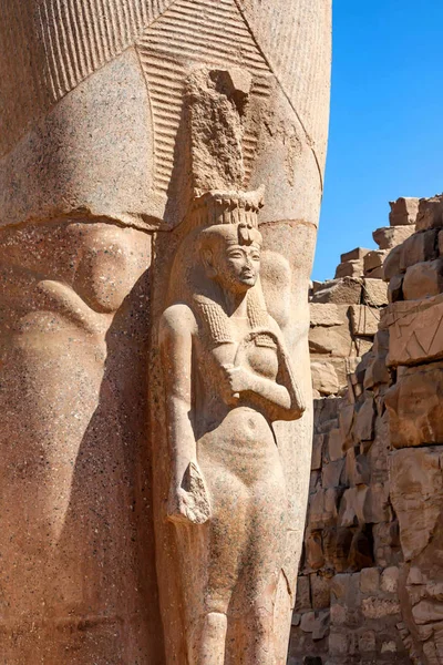 Statue of Ramses II with wife Nefertari in Luxor — Stock Photo, Image