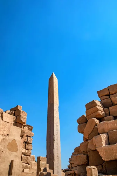 Obelisk in the ruins of Karnak temple — Stock Photo, Image