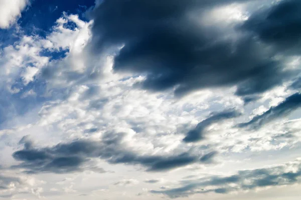 Rayos de sol cayendo de las nubes — Foto de Stock