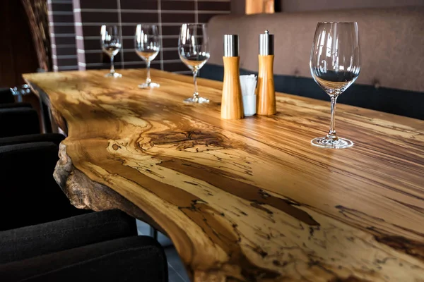 Copas de vino vacías en la mesa de losa en el restaurante — Foto de Stock