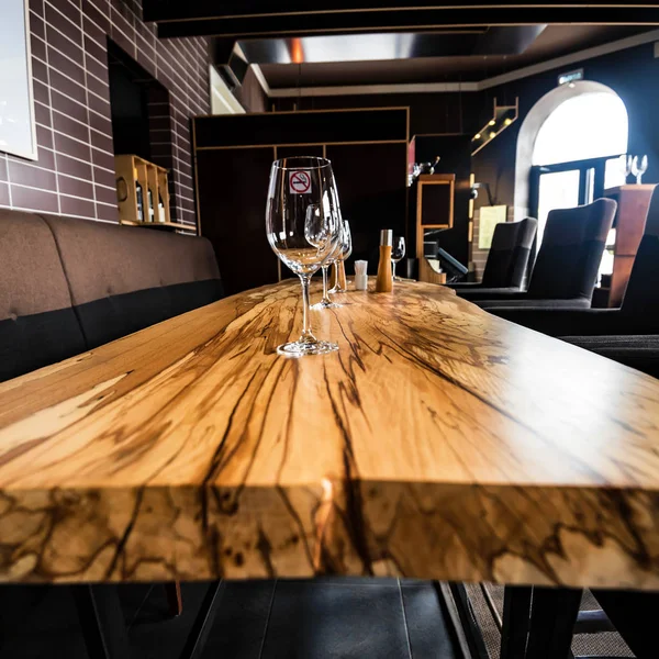 Copas de vino vacías en la mesa de losa en el restaurante — Foto de Stock