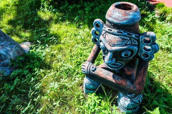 Ídolo de Taino na grama — Fotografia de Stock