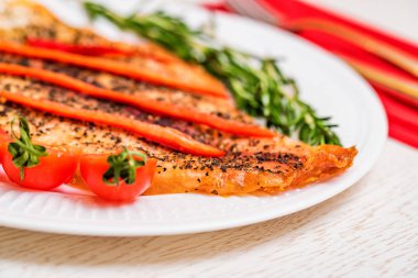 Yakın sebze ile kavrulmuş balık fileto