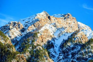 Kayalar ve karla kaplı kış manzarası