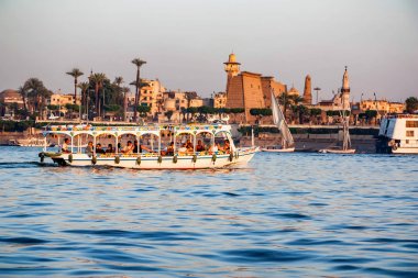 Luxor, Mısır - 17 Şubat 2010: Turist teknede Nil Luxor şehir tarafından