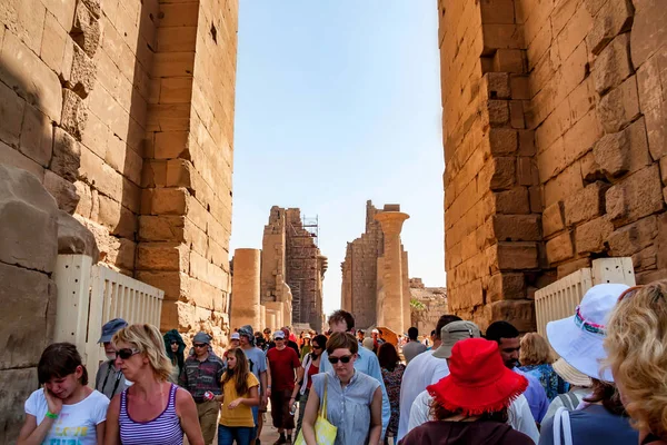Luxor, Mısır - 17 Şubat 2010: Karnak Tapınağı Luksor, Mısır'ın tanımlanamayan turist.