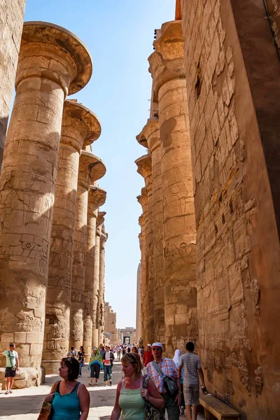 Luxor, Mısır - 17 Şubat 2010: Karnak Tapınağı Luksor, Mısır'ın tanımlanamayan turist.