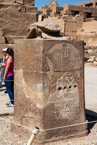 이집트에서 카르나크 신전에서 룩 소 르, 이집트-2010 년 2 월 17 일: 풍 뎅이 기념물. — 스톡 사진