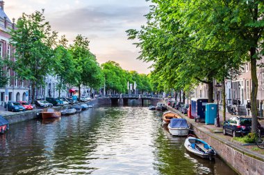 Amsterdam, Hollanda - 10 Haziran 2014: Güzel manzara Amsterdam kanalının