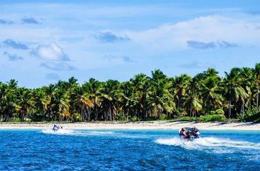 Su üzerinde Santo Domingo, Dominik Cumhuriyeti - 29 Ekim 2015: Motorlu kayak sandallar