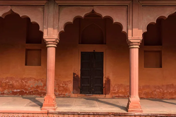 Παλιά vintage κόκκινη πόρτα στην Ινδία — Φωτογραφία Αρχείου