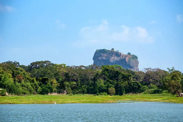 Weergave van burcht op Sigiriya rots of Lion Rock in Sri Lanka — Stockfoto