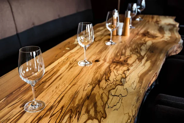 Copas de vino vacías en la mesa de losa en el restaurante — Foto de Stock