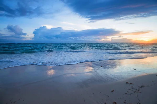 Tropik sahilde günbatımı — Stok fotoğraf