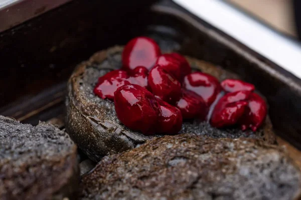 Закройте булочку с ржаным хлебом с красным ягодным джемом — стоковое фото
