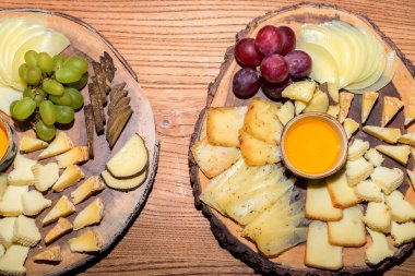 Peynir dilimleri ve adet plaka üzerinde