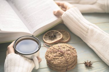 Kitap okuma ve kışın çay içme kız