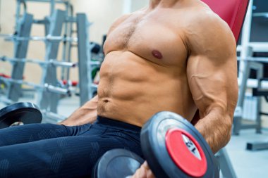Pazı egzersiz dumbbells ile yaparak erkek atlet
