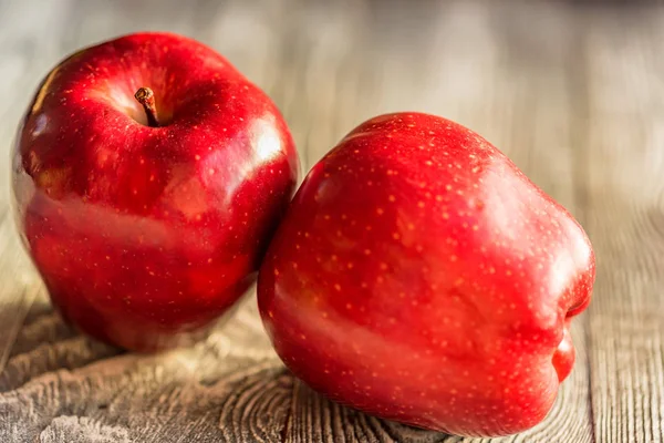Jugo rojo manzanas maduras sobre fondo de madera — Foto de Stock