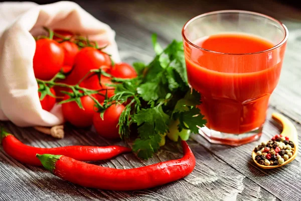 Verre de jus de tomate aux tomates fraîches — Photo
