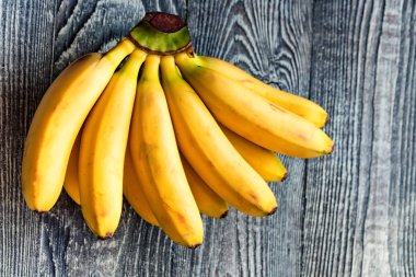 Ahşap zemin üzerinde muz demeti