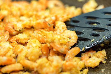 Bir tavada kızarmış karides Close-Up