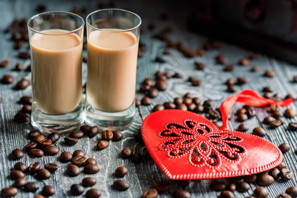 Shots of cream liqueur with coffee beans — Stock Photo, Image