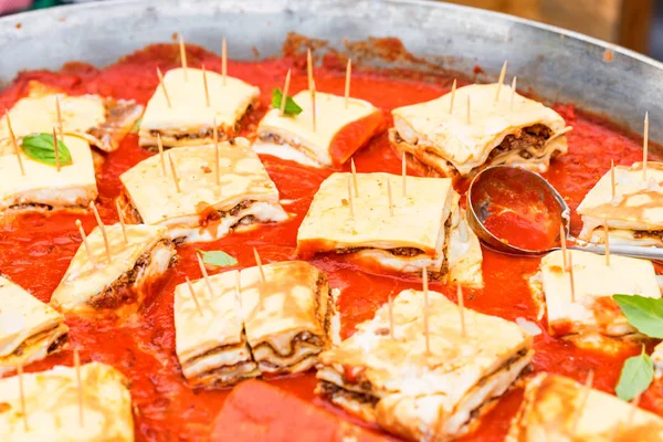 Close-up van smakelijke lasagne in bakken schotel — Stockfoto