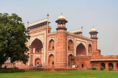 Agra, Hindistan - Kasım 2017 yaklaşık: Büyük kapısı Taj Mahal