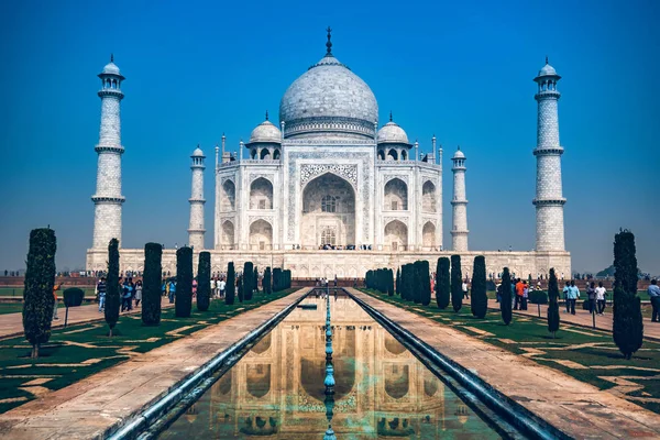 Agra, India - 8 November 2017: Taj Mahal schilderachtig uitzicht in Agra, India. — Stockfoto