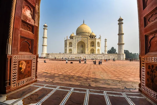 AGRA, INDIA - 8 DE NOVIEMBRE DE 2017: Taj Mahal vista panorámica desde la mezquita en Agra, India . — Foto de Stock
