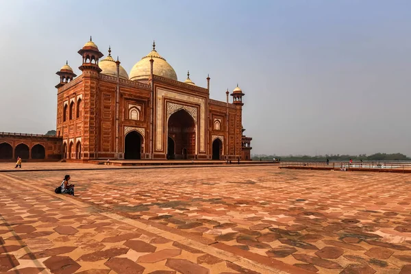 AGRA, INDIA - 8 DE NOVIEMBRE DE 2017: Vista de la mezquita en Taj-Mahal — Foto de Stock