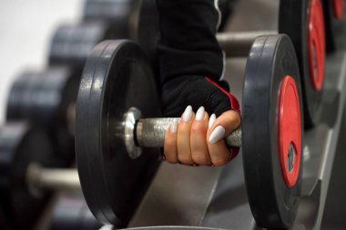 Kadının el dumbbell tutar