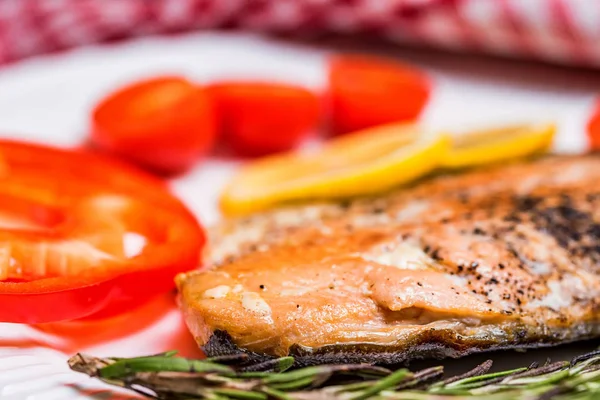 Salmon steak with vegetables close up — Stock Photo, Image