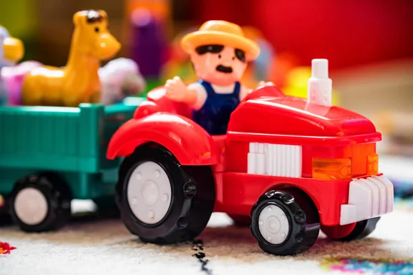 Trator de brinquedo com agricultor perto — Fotografia de Stock