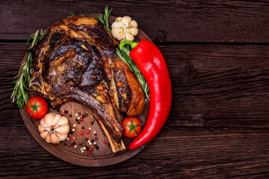 Baharatlar ve sebzeler lezzetli sığır eti biftek kapatın