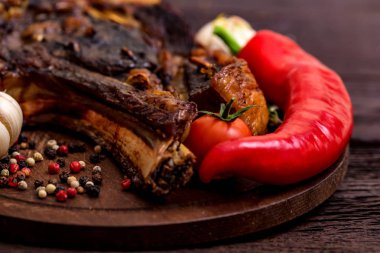 Baharatlar ve sebzeler lezzetli sığır eti biftek kapatın